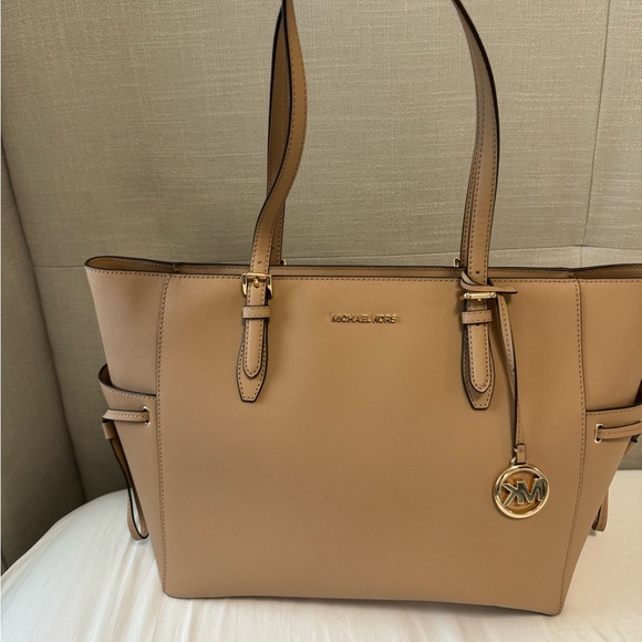 Michael Kors Gilly Large Travel Tote - Picture 4 of 5